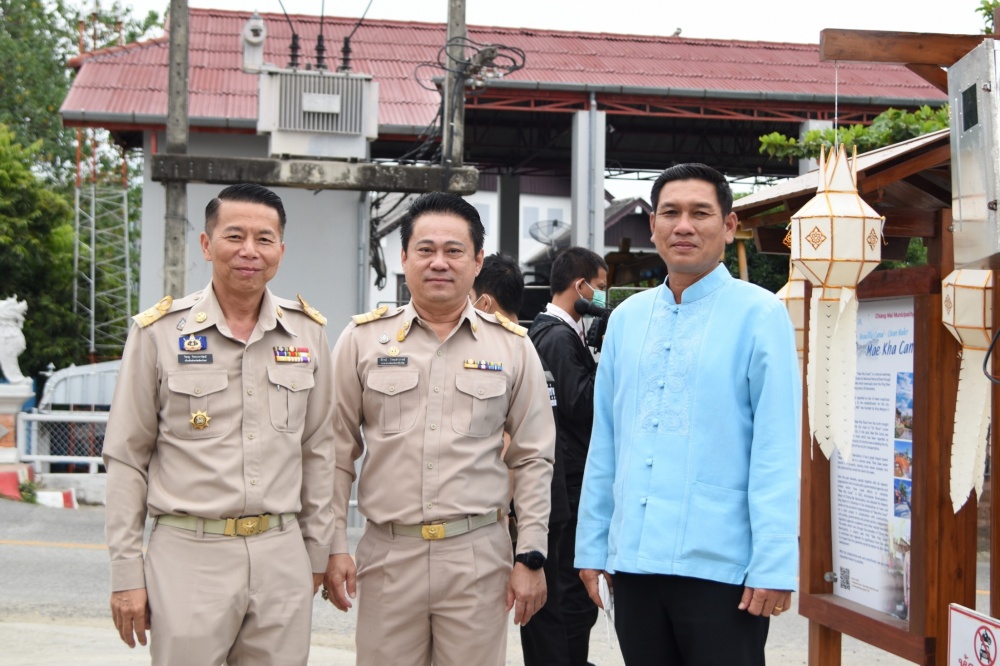 รองนายกเทศมนตรีนครเชียงใหม่ ให้การต้อนรับรัฐมนตรีว่าการกระทรวงมหาดไทย  ในโอกาสลงพื้นที่ถนนนิมมานเหมินท์เพื่อติดตามโครงการพัฒนาเมือ การจัดระเบียบสายไฟฟ้าและสายสื่อสาร และการพัฒนาคลองแม่ข่า - รองนายกเทศมนตรีนครเชียงใหม่ ให้การต้อนรับรัฐมนตรีว่าการกระทรวงมหาดไทย  ในโอกาสลงพื้นที่ถนนนิมมานเหมินท์เพื่อติดตามโครงการพัฒนาเมือ การจัดระเบียบสายไฟฟ้าและสายสื่อสาร และการพัฒนาคลองแม่ข่า